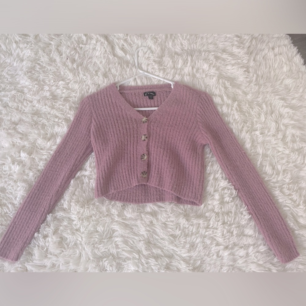 Cropped soft pink/purplish sweater with turtle shell buttons🌸
